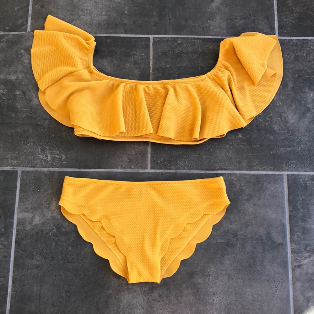 Cute scalloped bottom, ruffled top bikini, medium